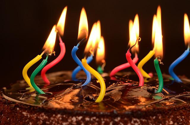 Kuchen mit Kerzen zum 18. Geburtstag, 8 Sprüche zum 18. Geburtstag